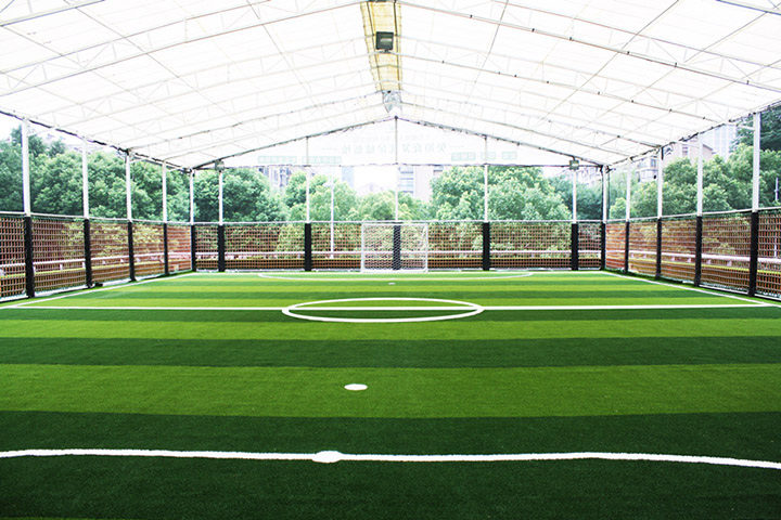 仿真草坪鋪裝的籠式足球場